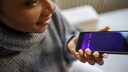app covid-infektion: Frau spricht in ihr Handy