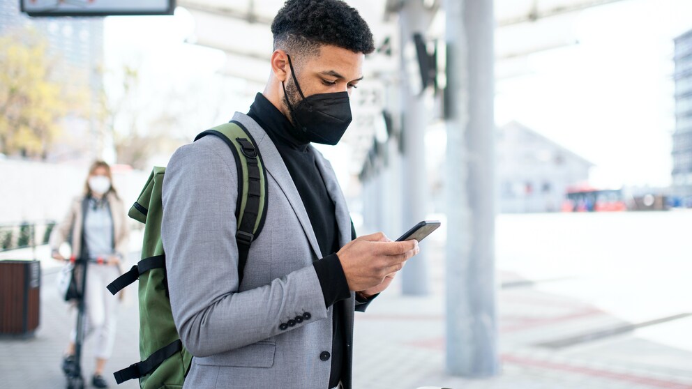 maske erkennt viren: Mann mit Maske am Bahnhof