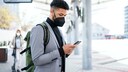 maske erkennt viren: Mann mit Maske am Bahnhof