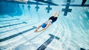 schwimmen warm: Frau im Schwimmbad