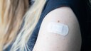 grippeimpfung apotheke: Frau mit Flaster auf dem Arm