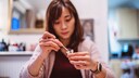 Junge Frau mit Corona-Test