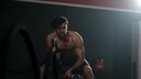 training gehirn: Mann trainiert mit Battle Ropes