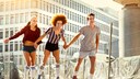 Drei Junge Menschen beim Rollschuhfahren