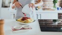 Frau isst Pasta