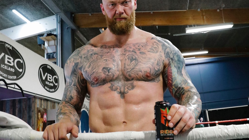 hafthor björnsson oberkörper workout: Hafthor Björnsson im Boxring