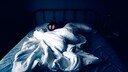 Schlaf chronische Krankheiten: Frau im Bett