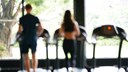 Fett verbrennen: Personen auf dem Laufband im Gym