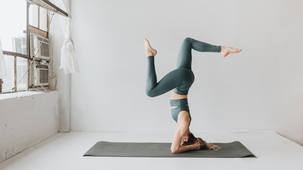 Frau macht in Wohnung Yoga