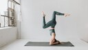 Frau macht in Wohnung Yoga