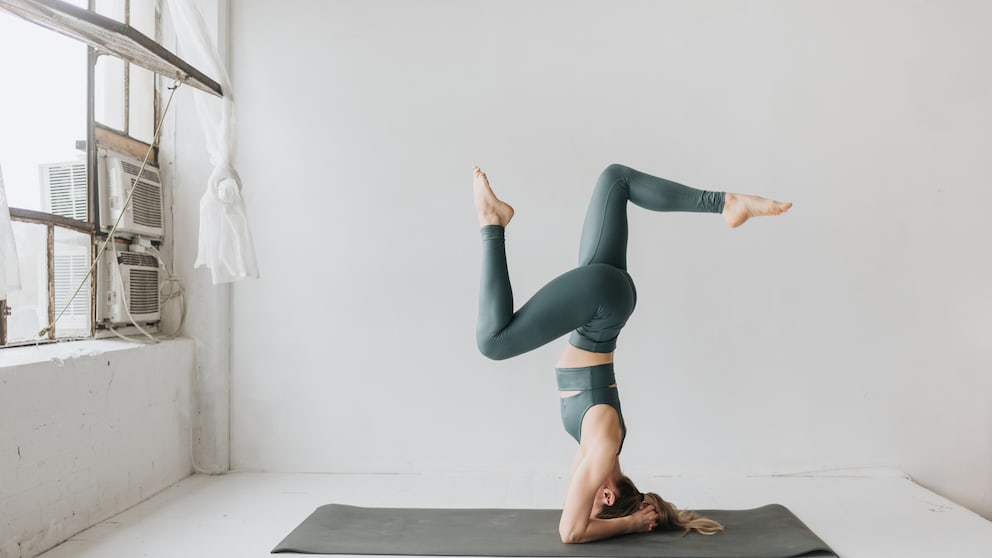 Frau macht in Wohnung Yoga