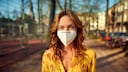 stiftung warentest ffp2 masken: Junge Frau mit FFP2-Maske