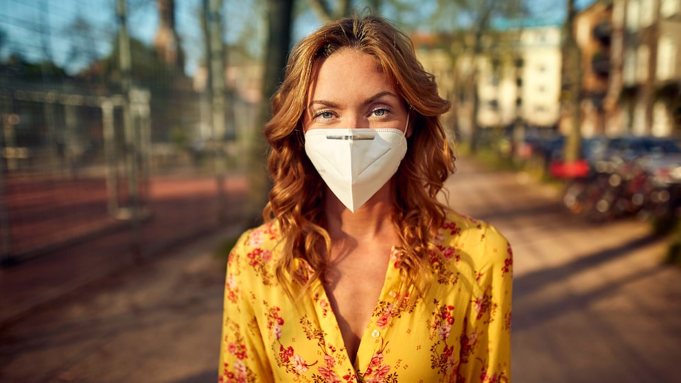 stiftung warentest ffp2 masken: Junge Frau mit FFP2-Maske