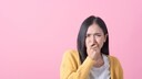 Frau hat metallischen Geschmack im Mund
