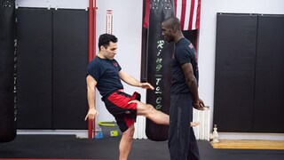 Krav Maga Sportler führen eine Tritt-Technik vor
