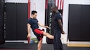 Krav Maga Sportler führen eine Tritt-Technik vor