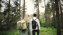 Natur gesund: Ein Paar spaziert im Wald