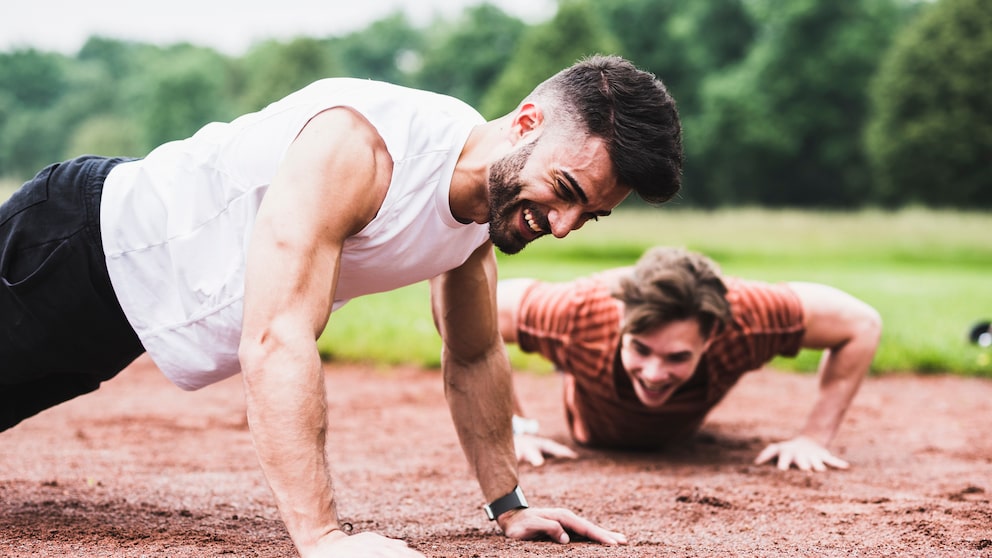 liegestütz rekord brechen: Zwei Sportler machen Push-ups