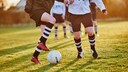 Junge Leute beim Fußball