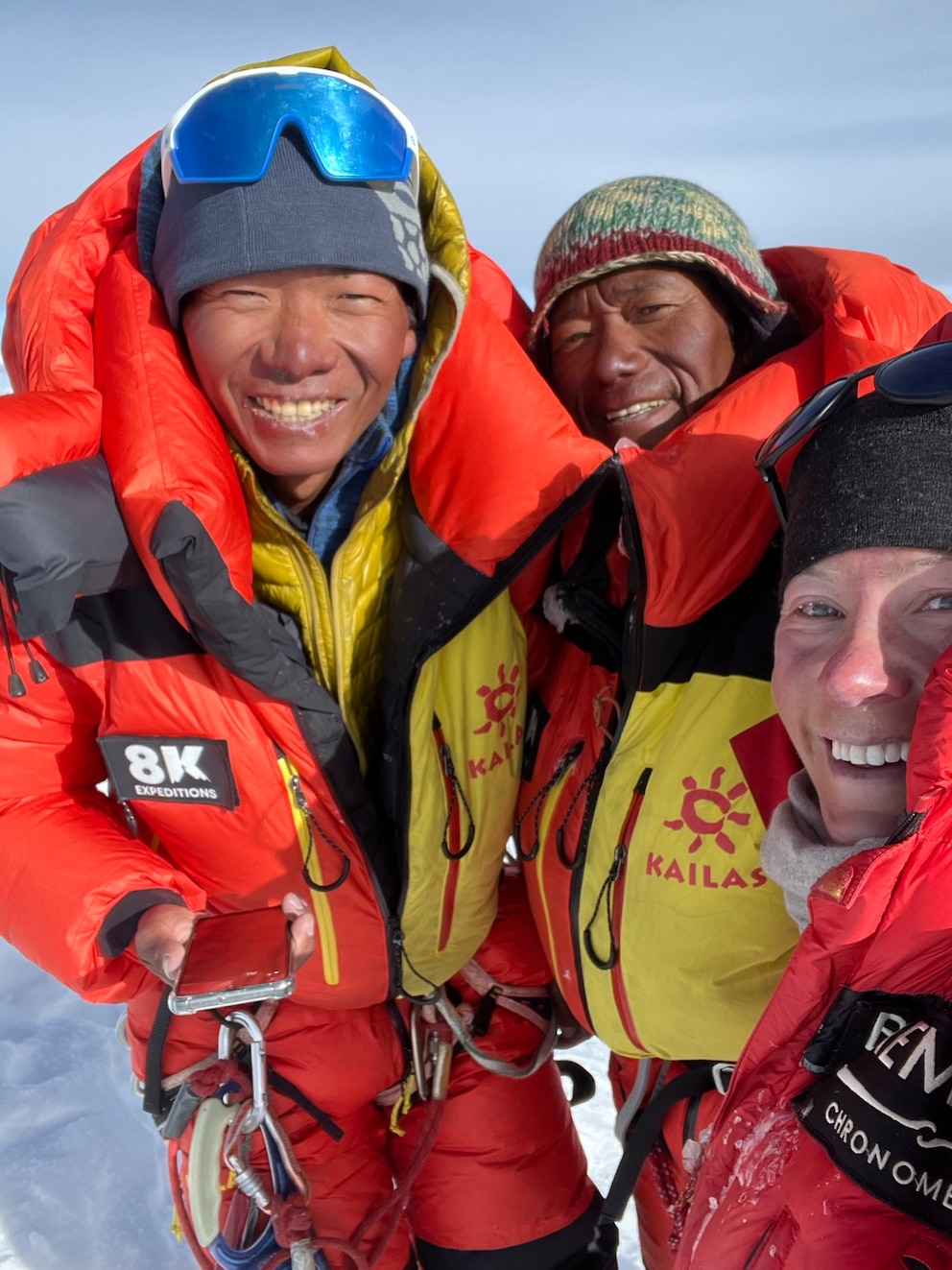 Die Bergsteigerin mit ihren Sherpas, die dabei helfen, die 8000er sicherer zu erklimmen