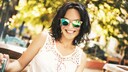 fibromyalgie schmerzen: Frau mit grün getönter Brille