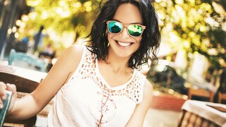 fibromyalgie schmerzen: Frau mit grün getönter Brille
