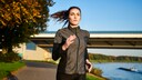 Sport Abend Blutzuckerspiegel: Junge Frau joggt