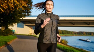 Sport Abend Blutzuckerspiegel: Junge Frau joggt