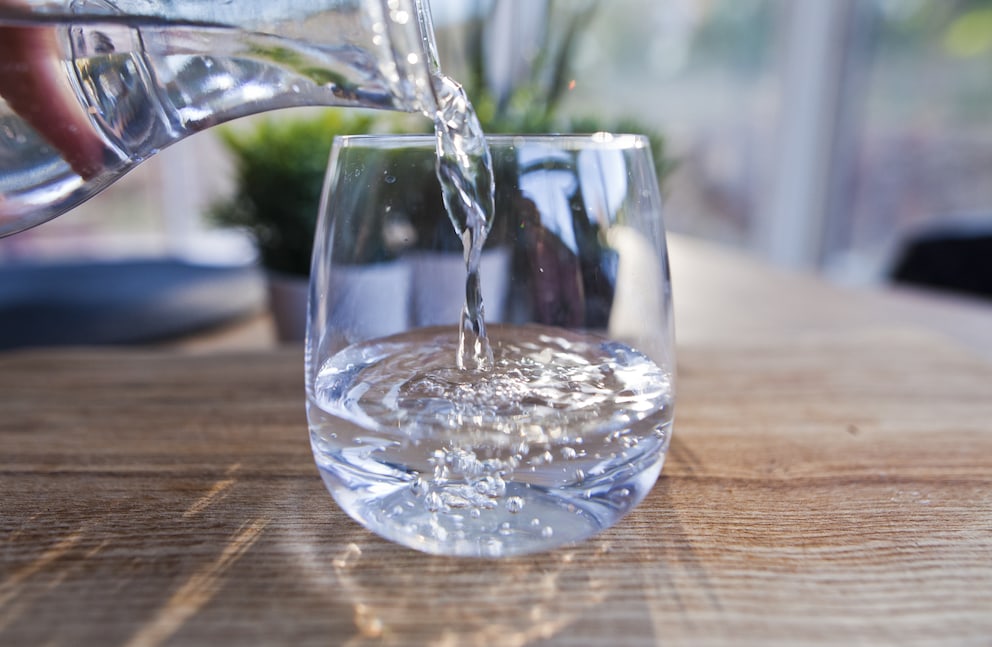 Muss man wirklich 2 Liter Wasser pro Tag trinken? - FITBOOK