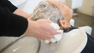 Haarewaschen beim Friseur