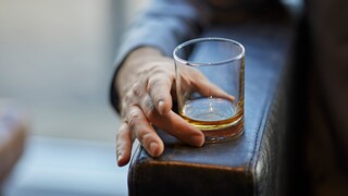 Mann trinkt Alkohol