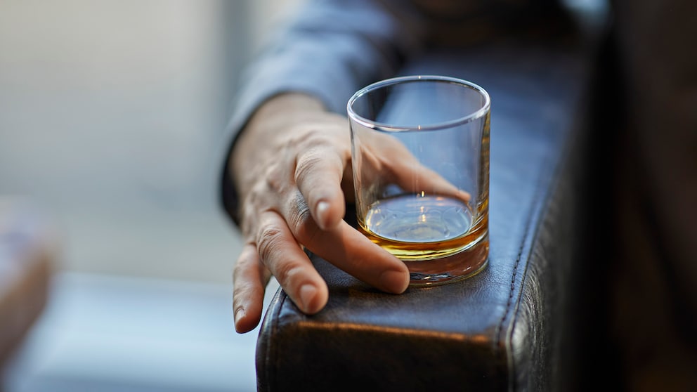 Mann trinkt Alkohol