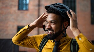 Junger Mann mit Fahrradhelm