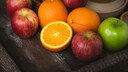 Obst Gemüse schälen: Äpfel und Orangen auf einem Tisch