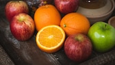Obst Gemüse schälen: Äpfel und Orangen auf einem Tisch