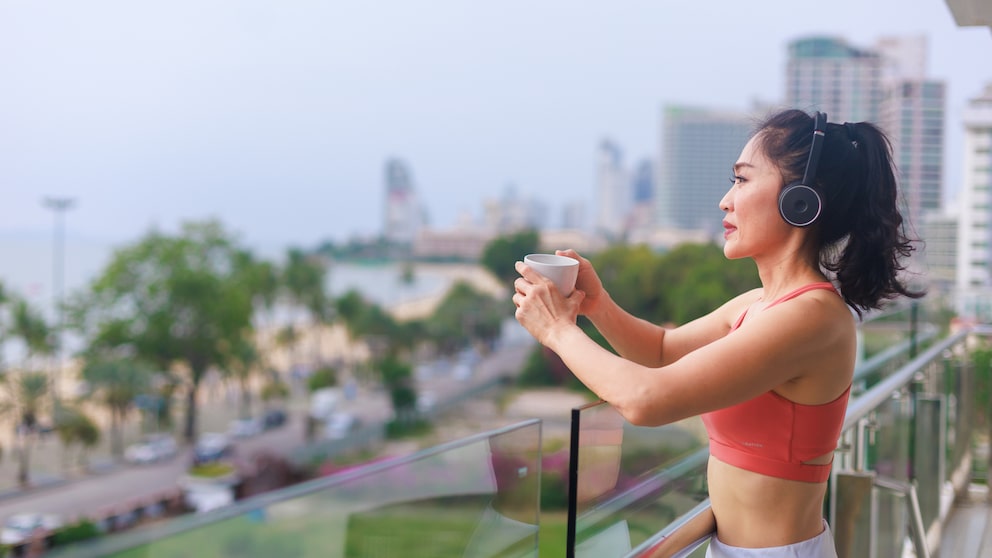 Frau trinkt Kaffee vor dem Sport