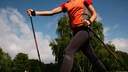 Junge Frau beim Nordic Walking