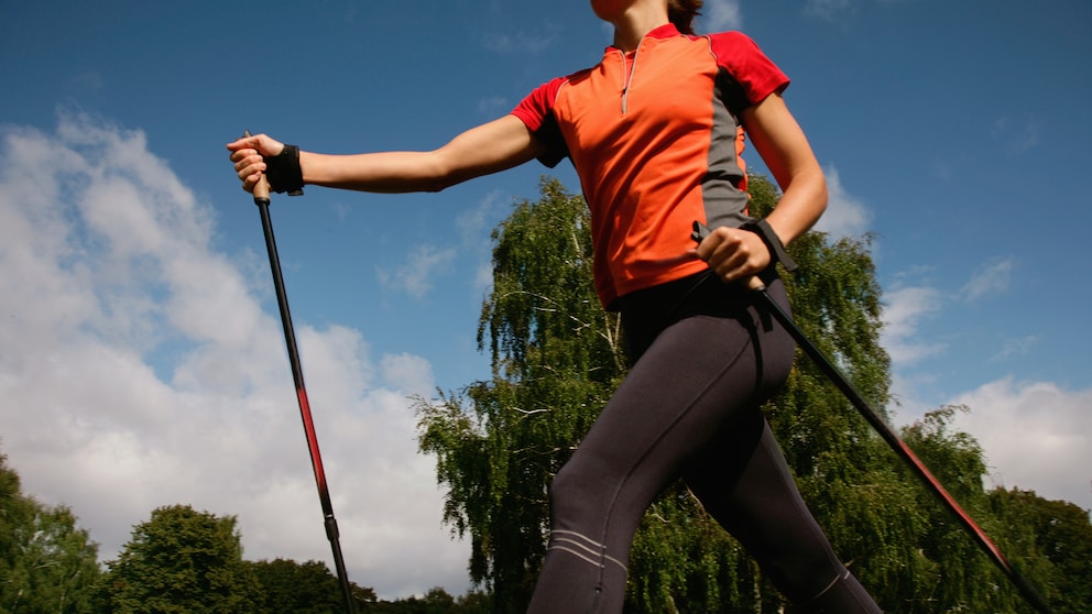 Junge Frau beim Nordic Walking