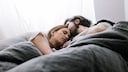 wenig schlaf: Eiin Paar liegt im Bett