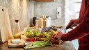 Mann bereitet Essen zu