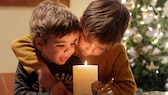 sich verbrennen: Zwei Jungs mit einer Kerze