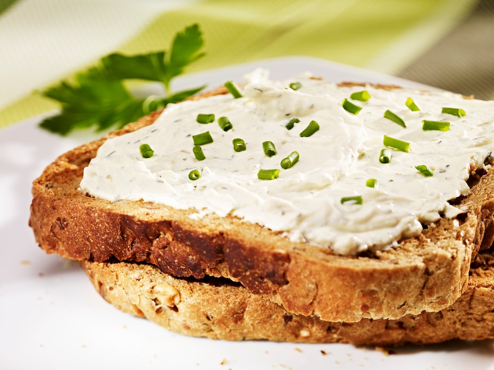 Toast mit Frischkäse und Schnittlauch