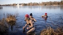 Junge Frauen beim Eisbaden