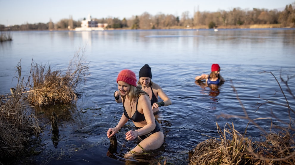 Junge Frauen beim Eisbaden