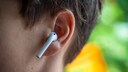 Junge mit In-Ear-Kopfhörer