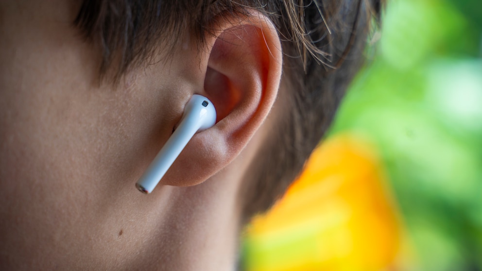 Junge mit In-Ear-Kopfhörer