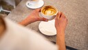 kaffee bluthochdruck: Frau mit einer Tasse Kaffee in den Händen