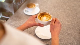 kaffee bluthochdruck: Frau mit einer Tasse Kaffee in den Händen