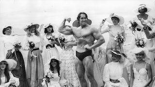 Mit einem dicken Bizeps lässt sich gut Eindruck schinden - das wusste offenbar auch schon der junge Arnold Schwarzenegger, wie das Foto von den Filmfestspielen in Cannes 1977 beweist