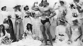 Mit einem dicken Bizeps lässt sich gut Eindruck schinden - das wusste offenbar auch schon der junge Arnold Schwarzenegger, wie das Foto von den Filmfestspielen in Cannes 1977 beweist